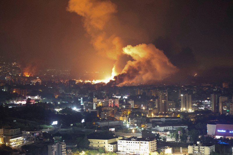 Asap mengepul menyusul serangan Israel di pinggiran selatan Beirut, di tengah permusuhan yang sedang berlangsung antara Hizbullah dan pasukan Israel, seperti yang terlihat dari Sin El Fil, Lebanon, 28 September 2024. Asap mengepul menyusul serangan Israel di pinggiran selatan Beirut, di tengah permusuhan yang sedang berlangsung antara Hizbullah dan pasukan Israel, seperti yang terlihat dari Sin El Fil, Lebanon, 28 September 2024. (REUTERS/Mohamed Azakir)