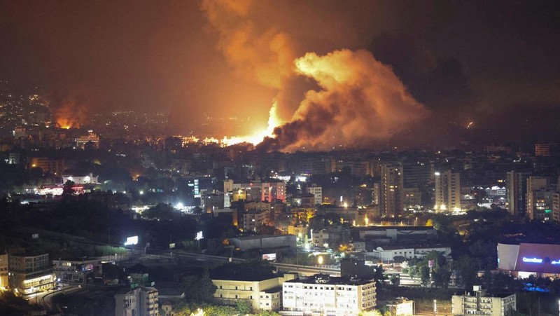 Asap mengepul menyusul serangan Israel di pinggiran selatan Beirut, di tengah permusuhan yang sedang berlangsung antara Hizbullah dan pasukan Israel, seperti yang terlihat dari Sin El Fil, Lebanon, 28 September 2024. (REUTERS/Mohamed Azakir)