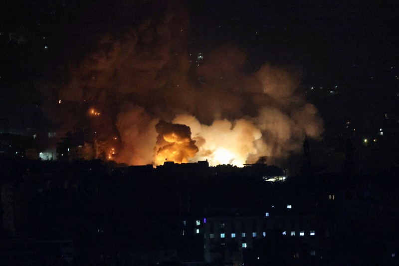 Asap mengepul menyusul serangan Israel di pinggiran selatan Beirut, di tengah permusuhan yang sedang berlangsung antara Hizbullah dan pasukan Israel, seperti yang terlihat dari Sin El Fil, Lebanon, 28 September 2024. Asap mengepul menyusul serangan Israel di pinggiran selatan Beirut, di tengah permusuhan yang sedang berlangsung antara Hizbullah dan pasukan Israel, seperti yang terlihat dari Sin El Fil, Lebanon, 28 September 2024. (REUTERS/Mohamed Azakir)