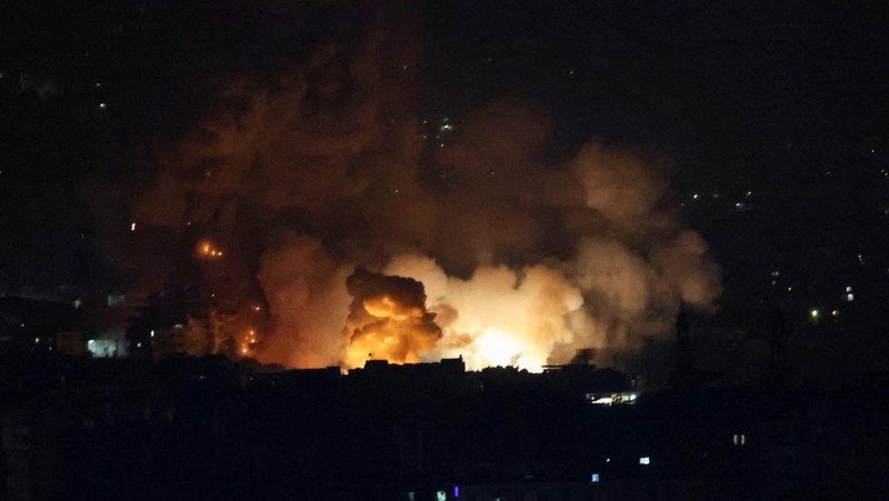 Asap mengepul menyusul serangan Israel di pinggiran selatan Beirut, di tengah permusuhan yang sedang berlangsung antara Hizbullah dan pasukan Israel, seperti yang terlihat dari Sin El Fil, Lebanon, 28 September 2024. (REUTERS/Mohamed Azakir)