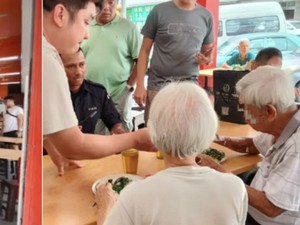 Kedai Nasi Ditabrak Mobil Lansia, Pemiliknya Malah Traktir Makan