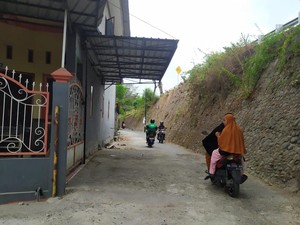 Lurah Tunggu Iktikad Baik Agus Bongkar Sisa Atap Garasi Mobilnya di Jalanan