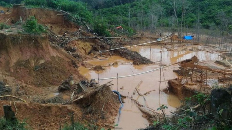 Kondisi tanah longsor dan evakuasi korban pada kawasan tambang ilegal di di Nagari Sungai Abu, Kecamatan Hiliran Gumanti, Kabupaten Solok, Provinsi Sumatera Barat. (Dok. PVMBG)