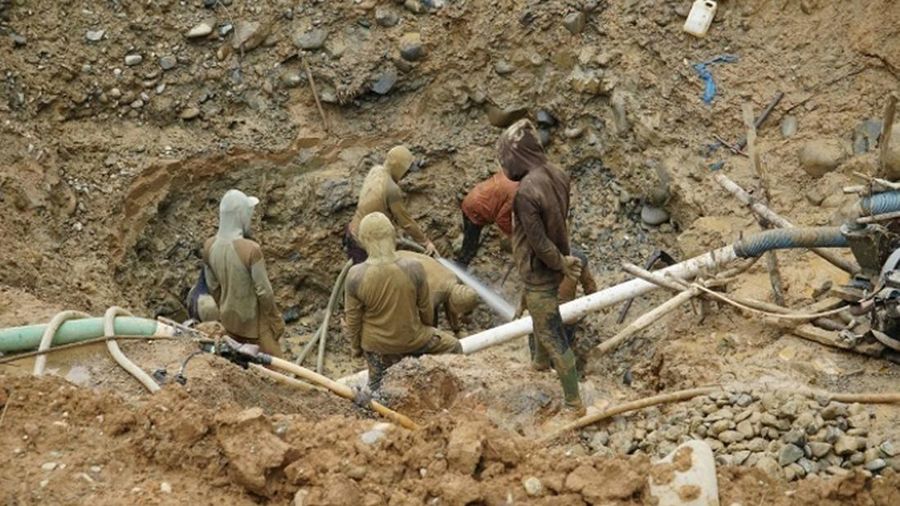 Kondisi tanah longsor dan evakuasi korban pada kawasan tambang ilegal di di Nagari Sungai Abu, Kecamatan Hiliran Gumanti, Kabupaten Solok, Provinsi Sumatera Barat. (Dok. PVMBG)