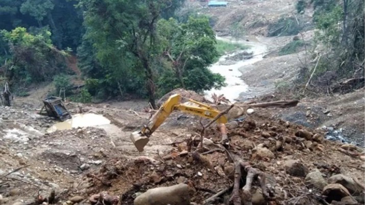 Kondisi tanah longsor dan evakuasi korban pada kawasan tambang ilegal di di Nagari Sungai Abu, Kecamatan Hiliran Gumanti, Kabupaten Solok, Provinsi Sumatera Barat. (Dok. PVMBG)