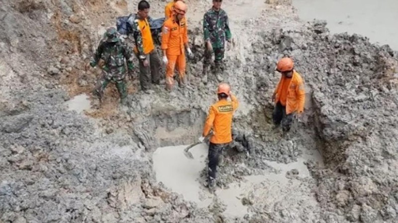 Kondisi tanah longsor dan evakuasi korban pada kawasan tambang ilegal di di Nagari Sungai Abu, Kecamatan Hiliran Gumanti, Kabupaten Solok, Provinsi Sumatera Barat. (Dok. PVMBG)