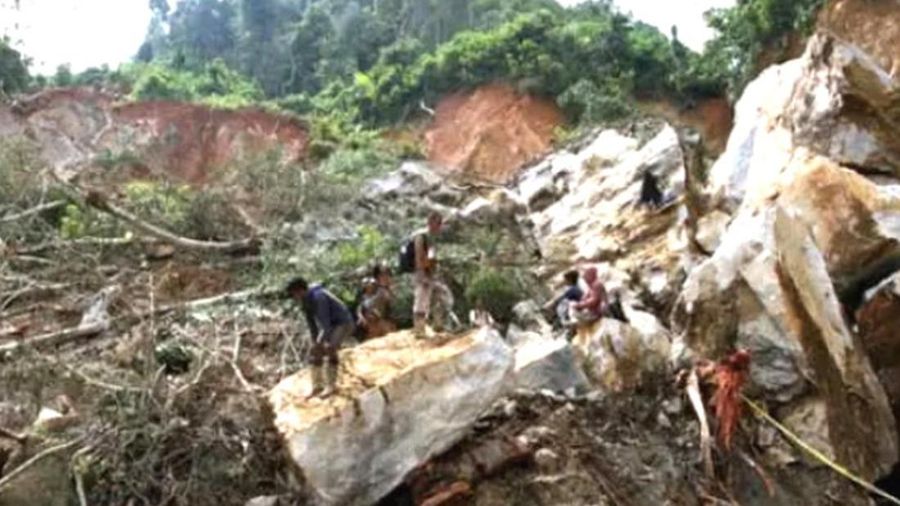 Kondisi tanah longsor dan evakuasi korban pada kawasan tambang ilegal di di Nagari Sungai Abu, Kecamatan Hiliran Gumanti, Kabupaten Solok, Provinsi Sumatera Barat. (Dok. PVMBG)