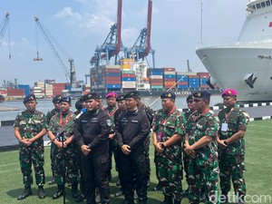 KSAL Jelaskan Alasan Pemberian Brevet Kehormatan Hiu Kencana ke Jokowi