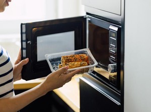 Hindari 5 Kesalahan Pakai Microwave yang Sering Dilakukan Ini