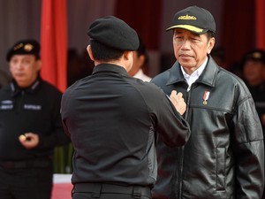 Arti Brevet Kehormatan Hiu Kencana yang Diterima Jokowi dari TNI AL
