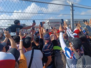 Cerita Fans Diberi Sampanye oleh Marquez Setelah Podium