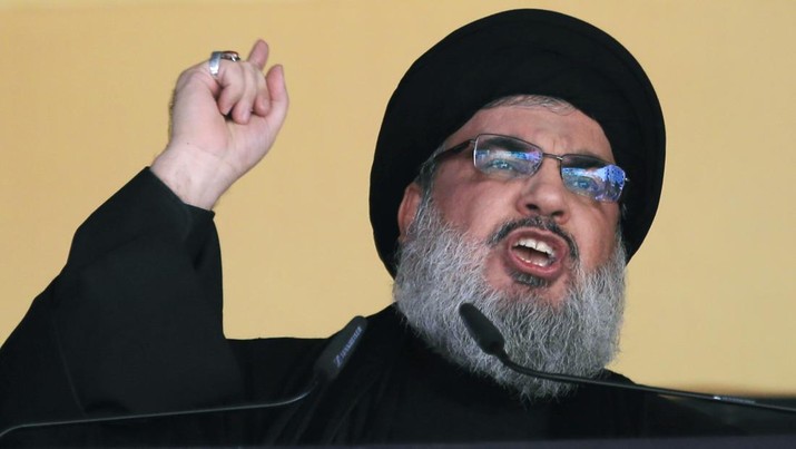 Pemimpin Hizbullah Sheik Hassan Nasrallah berbicara kepada khalayak selama hari suci Asyura, di pinggiran selatan Beirut, Lebanon. (AP Photo/Hassan Ammar/File Foto)