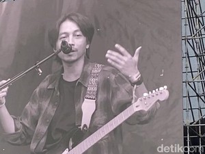 Senandung Lagu Fiersa Besari Buka Konser Sheila On 7 di Bandung
