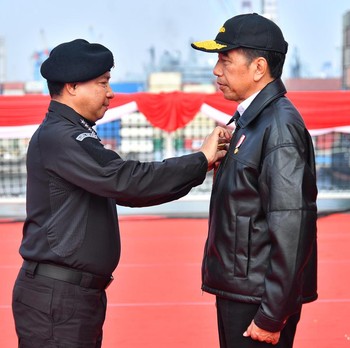 Jokowi Terima Penghargaan Brevet Kehormatan Hiu Kencana, Apa Itu?