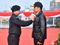 Jokowi Terima Penghargaan Brevet Kehormatan Hiu Kencana, Apa Itu?