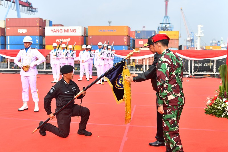 Presiden Joko Widodo menerima penyematan Brevet Kehormatan Hiu Kencana dalam upacara yang digelar di atas KRI dr. Radjiman Wedyodiningrat (RJW-992), pada Sabtu, (28/9/2024). (Dok. Biro Pers Sekretariat Presiden/Vico)