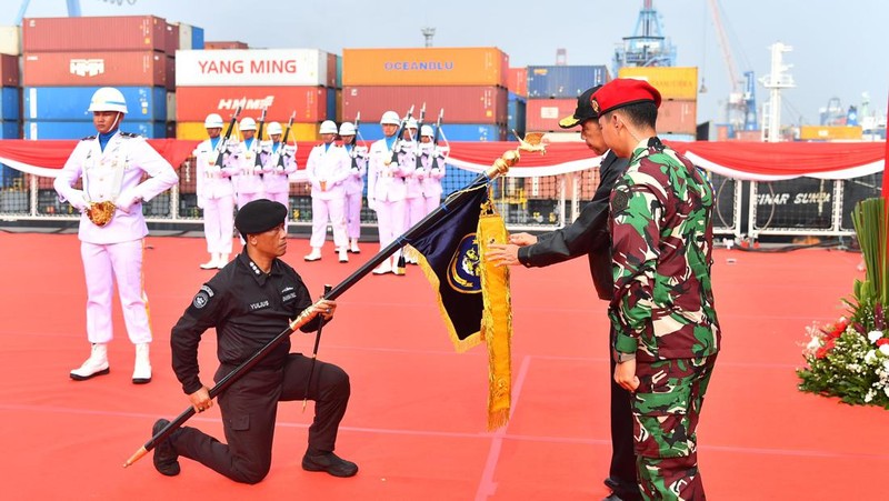 Presiden Joko Widodo menerima penyematan Brevet Kehormatan Hiu Kencana dalam upacara yang digelar di atas KRI dr. Radjiman Wedyodiningrat (RJW-992), pada Sabtu, (28/9/2024). (Dok. Biro Pers Sekretariat Presiden/Vico)