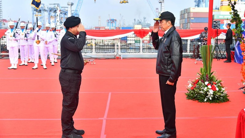 Presiden Joko Widodo menerima penyematan Brevet Kehormatan Hiu Kencana dalam upacara yang digelar di atas KRI dr. Radjiman Wedyodiningrat (RJW-992), pada Sabtu, (28/9/2024). (Dok. Biro Pers Sekretariat Presiden/Vico)