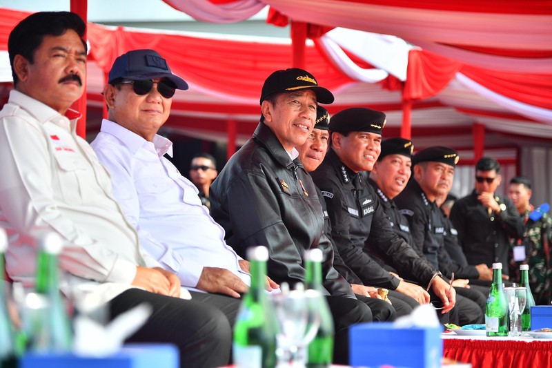 Presiden Joko Widodo menerima penyematan Brevet Kehormatan Hiu Kencana dalam upacara yang digelar di atas KRI dr. Radjiman Wedyodiningrat (RJW-992), pada Sabtu, (28/9/2024). Presiden Joko Widodo menerima penyematan Brevet Kehormatan Hiu Kencana dalam upacara yang digelar di atas KRI dr. Radjiman Wedyodiningrat (RJW-992), pada Sabtu, (28/9/2024). (Dok. Biro Pers Sekretariat Presiden/Vico)