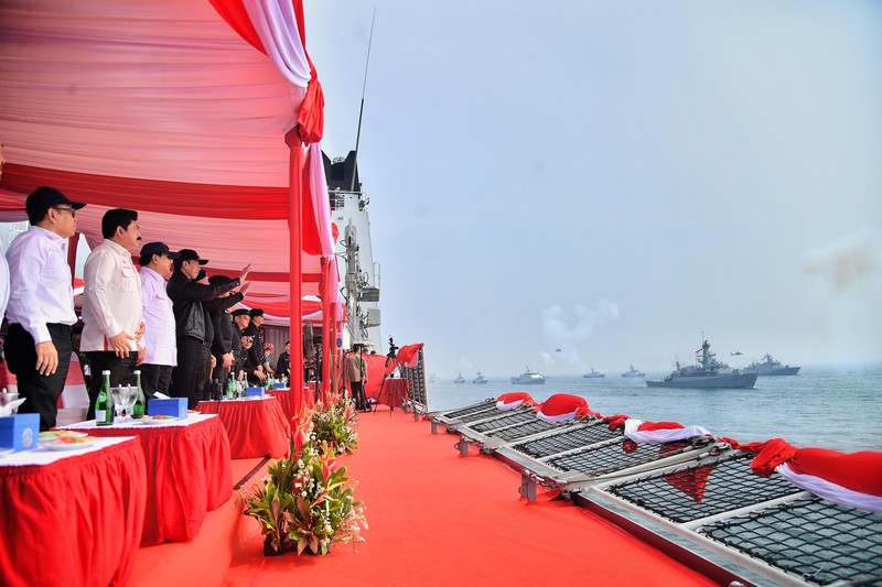 Presiden Joko Widodo menerima penyematan Brevet Kehormatan Hiu Kencana dalam upacara yang digelar di atas KRI dr. Radjiman Wedyodiningrat (RJW-992), pada Sabtu, (28/9/2024). (Dok. Biro Pers Sekretariat Presiden/Vico)