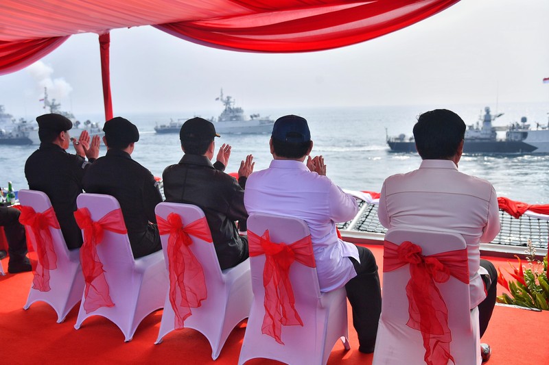 Presiden Joko Widodo menerima penyematan Brevet Kehormatan Hiu Kencana dalam upacara yang digelar di atas KRI dr. Radjiman Wedyodiningrat (RJW-992), pada Sabtu, (28/9/2024). Presiden Joko Widodo menerima penyematan Brevet Kehormatan Hiu Kencana dalam upacara yang digelar di atas KRI dr. Radjiman Wedyodiningrat (RJW-992), pada Sabtu, (28/9/2024). (Dok. Biro Pers Sekretariat Presiden/Vico)