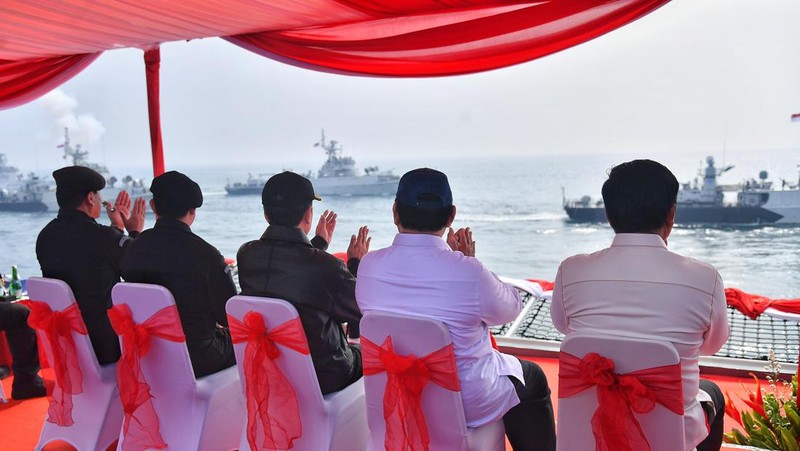 Presiden Joko Widodo menerima penyematan Brevet Kehormatan Hiu Kencana dalam upacara yang digelar di atas KRI dr. Radjiman Wedyodiningrat (RJW-992), pada Sabtu, (28/9/2024). (Dok. Biro Pers Sekretariat Presiden/Vico)