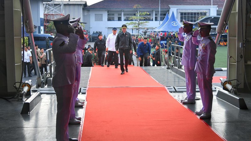 Presiden Joko Widodo menerima penyematan Brevet Kehormatan Hiu Kencana dalam upacara yang digelar di atas KRI dr. Radjiman Wedyodiningrat (RJW-992), pada Sabtu, (28/9/2024). (Dok. Biro Pers Sekretariat Presiden/Vico)