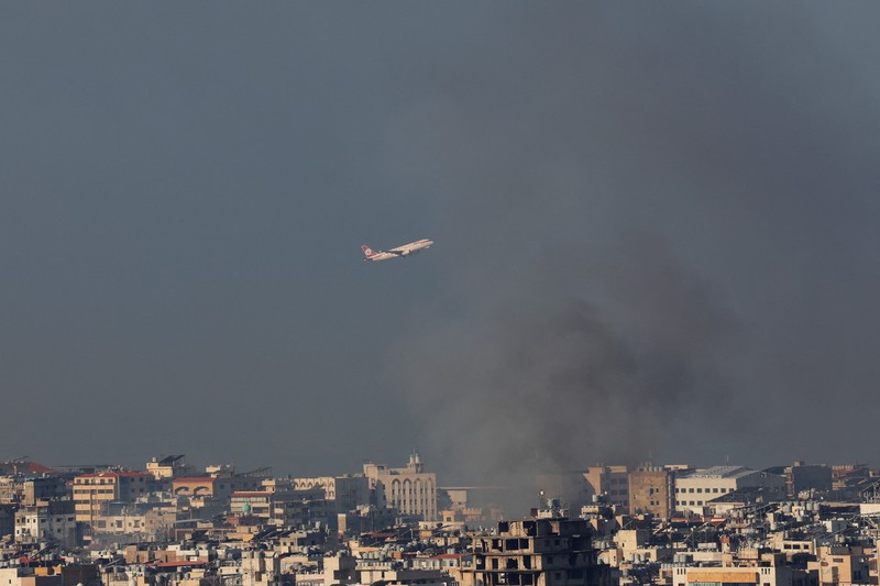 Asap mengepul menyusul serangan Israel di pinggiran selatan Beirut, di tengah permusuhan yang sedang berlangsung antara Hizbullah dan pasukan Israel, seperti yang terlihat dari Sin El Fil, Lebanon, 28 September 2024. (REUTERS/Mohamed Azakir)
