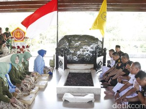 Peringati Hari Jadi ke-79, TNI Ziarah ke Makam Bung Karno Blitar