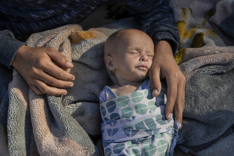 Lebanon Israel A family sleep on the ground in Beirut's corniche area after fleeing the Israeli airstrikes in the southern suburbs of Dahiyeh, Sunday, Sept. 29, 2024. (AP Photo/Bilal Hussein)