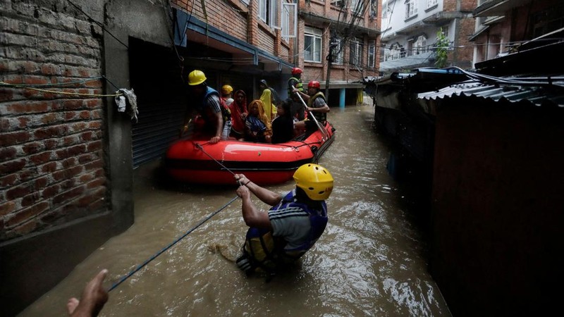 SENSITIVE MATERIAL. THIS IMAGE MAY OFFEND OR DISTURB    Rescue personnel work to retrieve a body recovered from a debris of a passenger bus after a landslide triggered by heavy rainfall struck passenger vehicles passing by the Tribhuwan Highway in Dhading, Nepal, September 29, 2024. REUTERS/Navesh Chitrakar