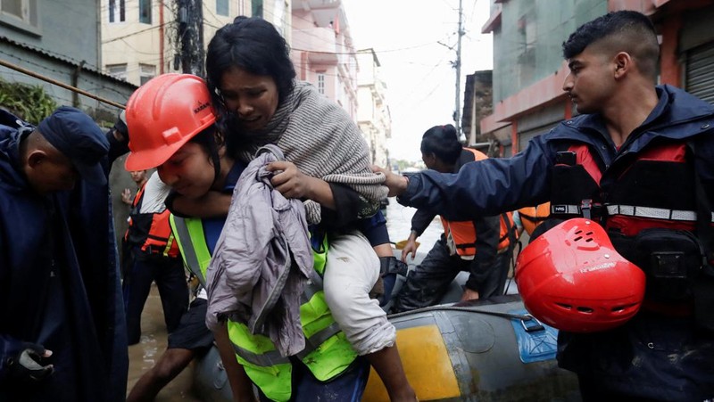 SENSITIVE MATERIAL. THIS IMAGE MAY OFFEND OR DISTURB    Rescue personnel work to retrieve a body recovered from a debris of a passenger bus after a landslide triggered by heavy rainfall struck passenger vehicles passing by the Tribhuwan Highway in Dhading, Nepal, September 29, 2024. REUTERS/Navesh Chitrakar