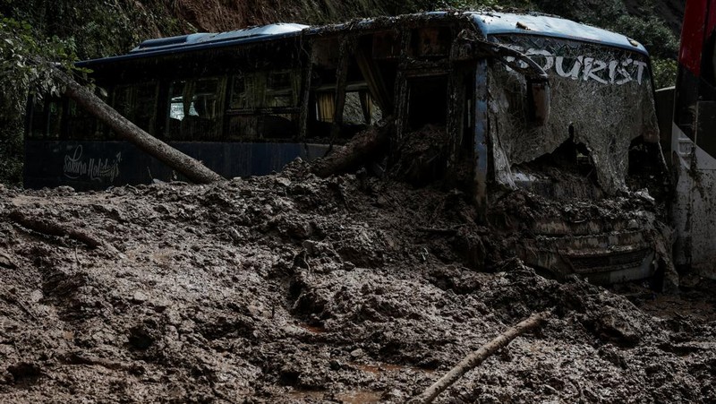 SENSITIVE MATERIAL. THIS IMAGE MAY OFFEND OR DISTURB    Rescue personnel work to retrieve a body recovered from a debris of a passenger bus after a landslide triggered by heavy rainfall struck passenger vehicles passing by the Tribhuwan Highway in Dhading, Nepal, September 29, 2024. REUTERS/Navesh Chitrakar