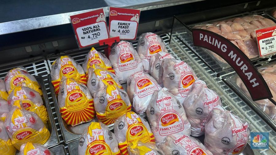 Ayam Broiler di Transmart Kota Kasablanka pada Minggu, 29 September 2024 Rp35.500 diskon jadi Rp28.400 (minimal belanja Rp 300.000 di Transmart. (CNBC Indonesia/Elga)