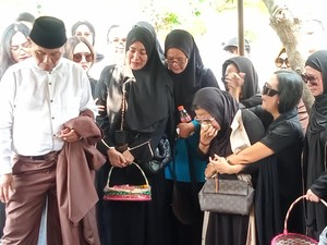 Tangis Keluarga Pecah di Pemakaman Ibunda Sonny Septian