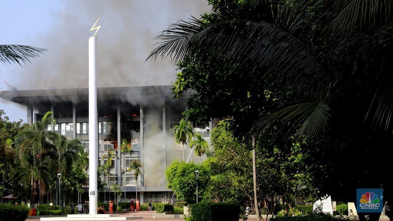 Kebakaran melanda Gedung Badan Keamanan Laut (Bakamla) RI di Jalan Proklamasi,Pegangsaan, Jakarta Pusat, Minggu (29/9/2024). (CNBC Indonesia/Muhammad Sabki)