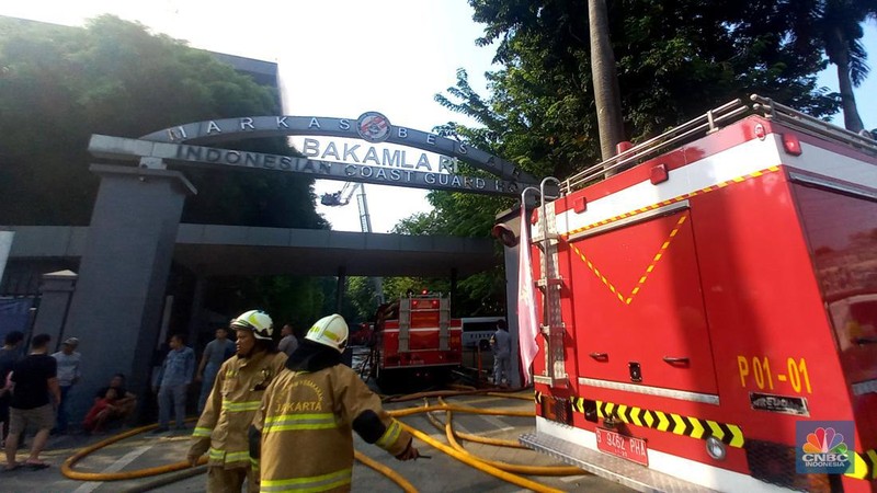 Kebakaran melanda Gedung Badan Keamanan Laut (Bakamla) RI di Jalan Proklamasi,Pegangsaan, Jakarta Pusat, Minggu (29/9/2024). (CNBC Indonesia/Muhammad Sabki)