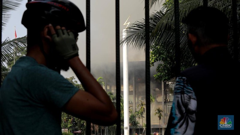 Kebakaran melanda Gedung Badan Keamanan Laut (Bakamla) RI di Jalan Proklamasi,Pegangsaan, Jakarta Pusat, Minggu (29/9/2024). (CNBC Indonesia/Muhammad Sabki)