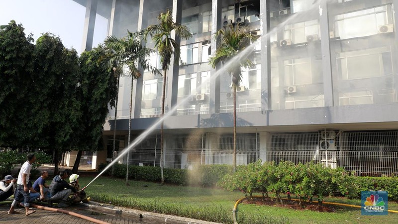 Kebakaran melanda Gedung Badan Keamanan Laut (Bakamla) RI di Jalan Proklamasi,Pegangsaan, Jakarta Pusat, Minggu (29/9/2024). (CNBC Indonesia/Muhammad Sabki)