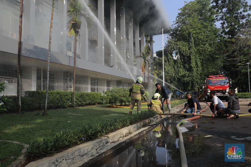 Kebakaran melanda Gedung Badan Keamanan Laut (Bakamla) RI di Jalan Proklamasi,Pegangsaan, Jakarta Pusat, Minggu (29/9/2024). (CNBC Indonesia/Muhammad Sabki)