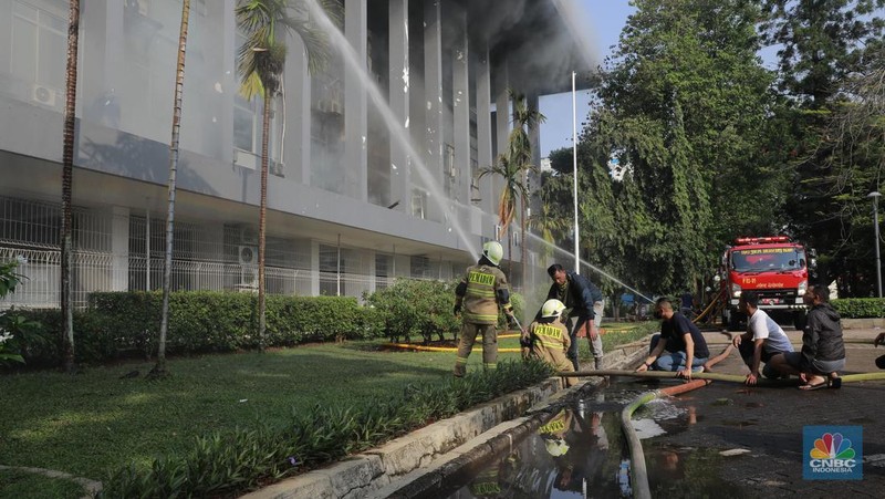 Kebakaran melanda Gedung Badan Keamanan Laut (Bakamla) RI di Jalan Proklamasi,Pegangsaan, Jakarta Pusat, Minggu (29/9/2024). (CNBC Indonesia/Muhammad Sabki)