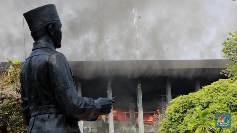 Kebakaran melanda Gedung Badan Keamanan Laut (Bakamla) RI di Jalan Proklamasi,Pegangsaan, Jakarta Pusat, Minggu (29/9/2024). (CNBC Indonesia/Muhammad Sabki)