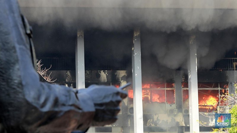 Kebakaran melanda Gedung Badan Keamanan Laut (Bakamla) RI di Jalan Proklamasi,Pegangsaan, Jakarta Pusat, Minggu (29/9/2024). (CNBC Indonesia/Muhammad Sabki)