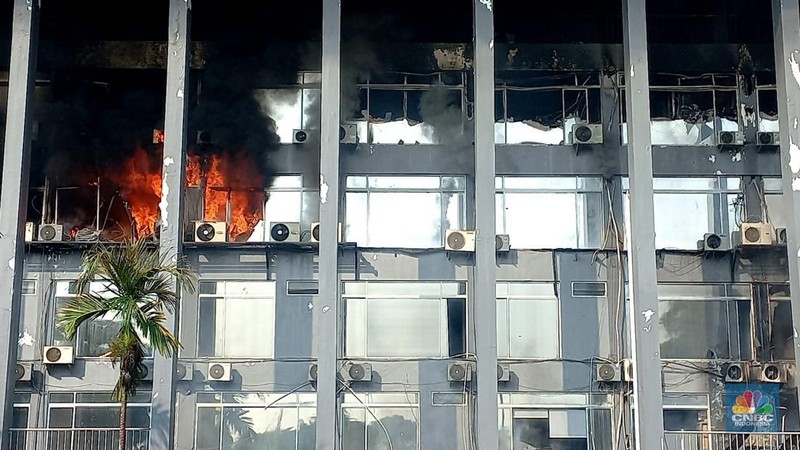 Kebakaran melanda Gedung Badan Keamanan Laut (Bakamla) RI di Jalan Proklamasi,Pegangsaan, Jakarta Pusat, Minggu (29/9/2024). (CNBC Indonesia/Muhammad Sabki)