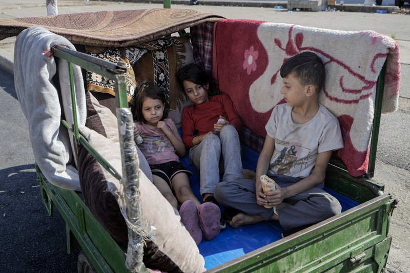 Lebanon Israel A family sleep on the ground in Beirut's corniche area after fleeing the Israeli airstrikes in the southern suburbs of Dahiyeh, Sunday, Sept. 29, 2024. (AP Photo/Bilal Hussein)