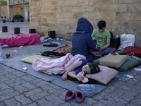 Warga Lebanon Terpaksa Tidur di Trotoar dan Tepi Laut Demi Hindari Bom