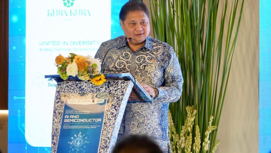 Menteri Koordinator Bidang Perekonomian Airlangga Hartarto memberikan sambutan dalam Knowledge Sharing and Networking Event “Shaping The Future Economy: AI & Semiconductor” di Kampus Unity in Diversity (UID) dalam Kawasan Ekonomi Khusus Kura-Kura Bali, Minggu (29/9/2024).