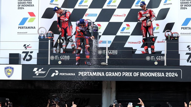 MotoGP - Indonesian Grand Prix - Mandalika International Street Circuit, Mandalika, Indonesia - September 29, 2024 Prima Pramac Racing's Jorge Martin celebrates on the podium after winning the Indonesian Grand Prix REUTERS/Ajeng Dinar Ulfiana