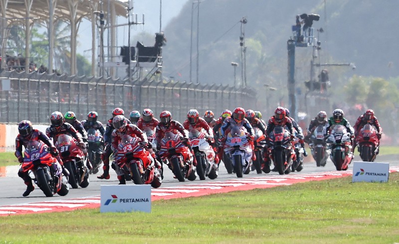 MOTOR-MOTOGP-INDONESIA/ MotoGP - Indonesian Grand Prix - Mandalika International Street Circuit, Mandalika, Indonesia - September 29, 2024 Prima Pramac Racing's Jorge Martin celebrates on the podium after winning the Indonesian Grand Prix REUTERS/Ajeng Dinar Ulfiana