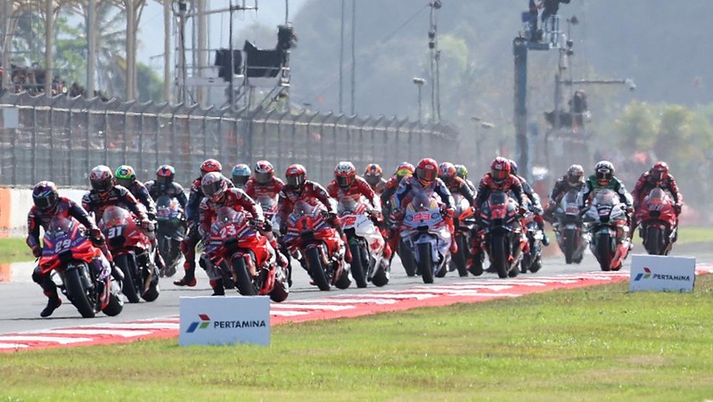 MotoGP - Indonesian Grand Prix - Mandalika International Street Circuit, Mandalika, Indonesia - September 29, 2024 Prima Pramac Racing's Jorge Martin celebrates on the podium after winning the Indonesian Grand Prix REUTERS/Ajeng Dinar Ulfiana